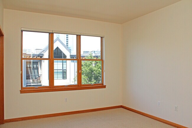 Building Photo - 820 NW 12th Ave