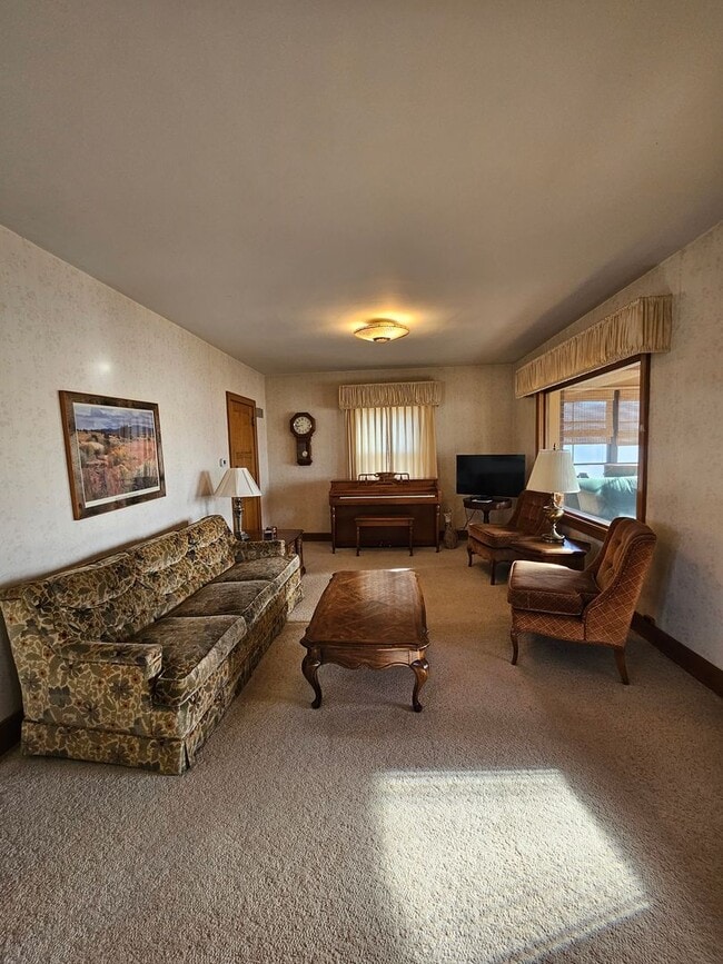 Building Photo - 4 BED | 2.5 BATH | DOUBLE GARAGE | WEST RAPID | FURNISHED