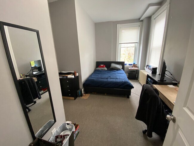 Building Photo - 7 bedroom/ 3bath Mins. from UC + Med Campu...