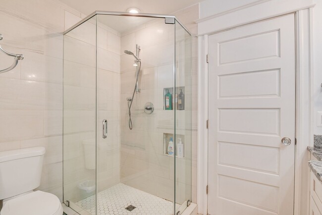Building Photo - Unbeatable Family Home in the City w/ Park...