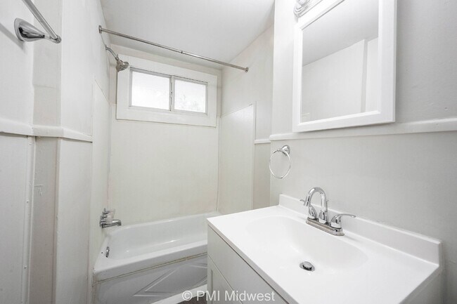 Building Photo - Charming 2-Bed, 2-Bath Duplex in Indianapolis