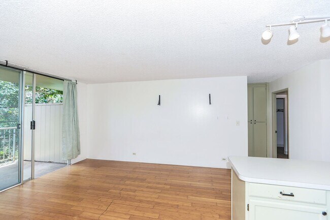 Building Photo - Kemoo by the Lake - Studio with lake views