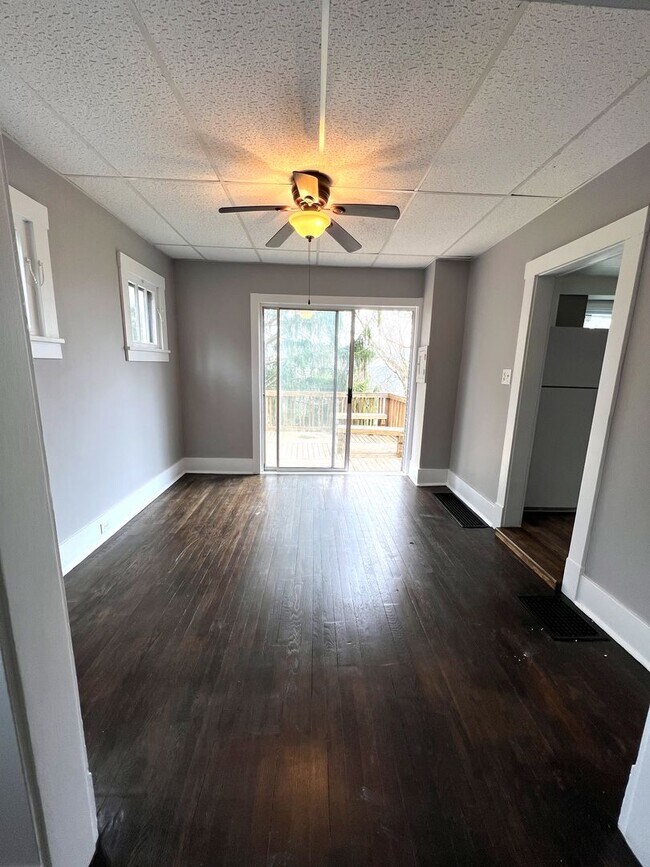 Building Photo - Charming 3 Bed, 1 Bath Home on a Quiet Street in Crafton Heights - Available 7/1!