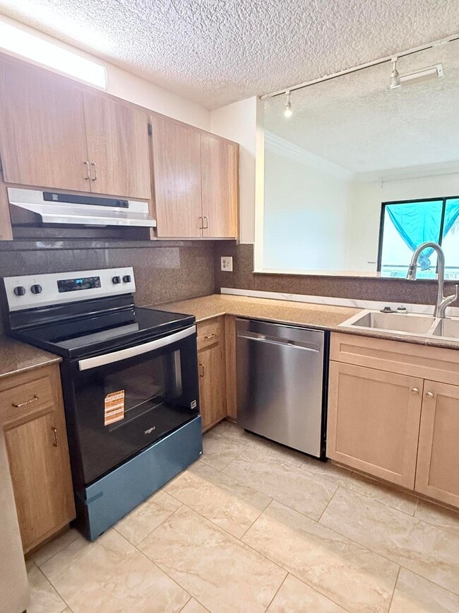 Building Photo - 1635 Woodbridge Lakes Cir