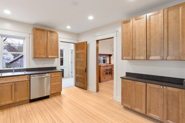 Building Photo - 2105 Como Ave