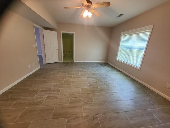 Building Photo - 455 Emerald Lake Dr