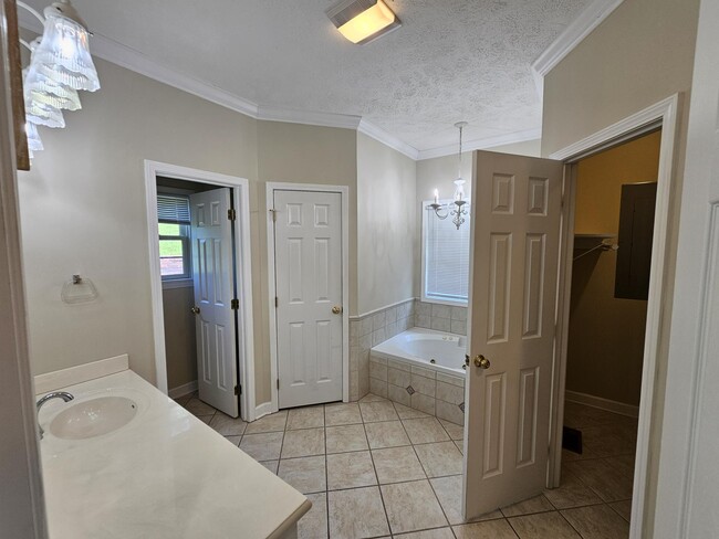 Building Photo - 8638 Reedy Creek Rd
