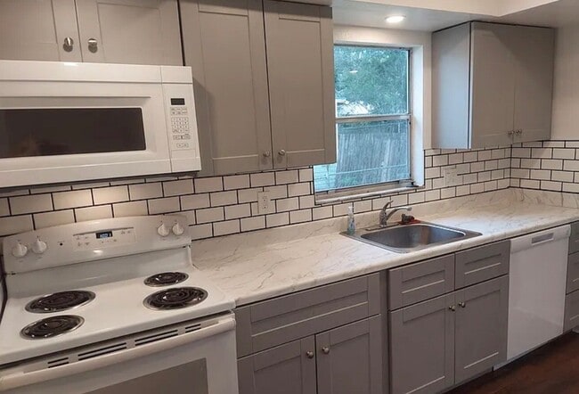 Building Photo - 824 Valencia Ave