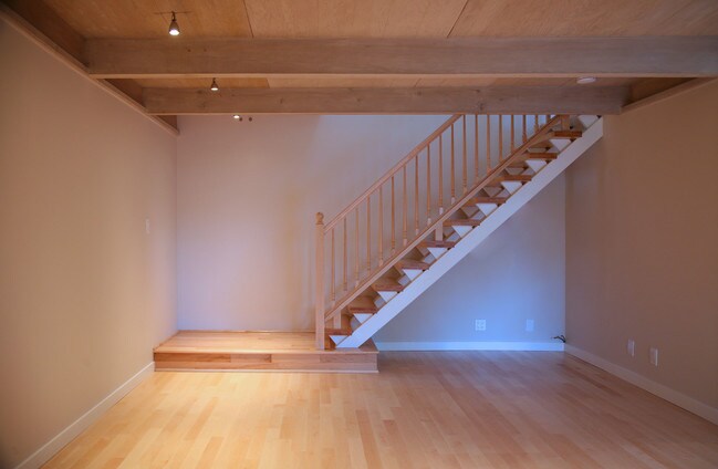 Building Photo - 278 Monroe Dr