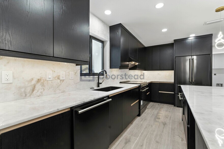 Building Photo - 6886 Tradewind Way