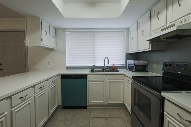 Building Photo - 10014 Stratmore Cir