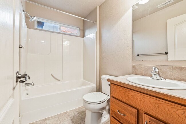 Building Photo - SE BOISE 5BD/3.5BA PLUS OFFICE