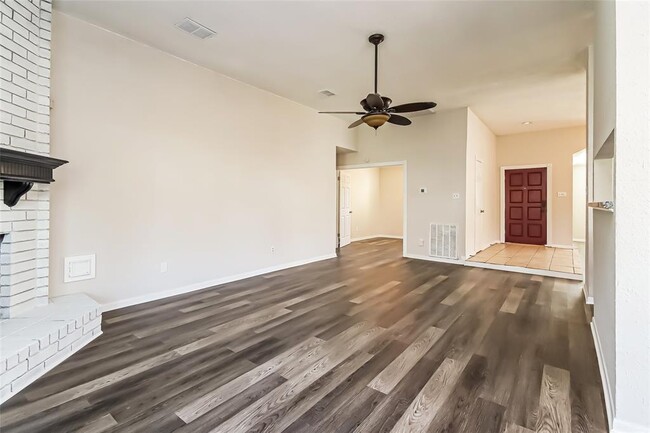 Building Photo - 8610 Greenleaf Lake Dr