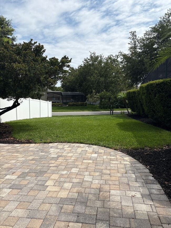 Building Photo - Stunning 6-Bedroom Pool Home in Desirable ...