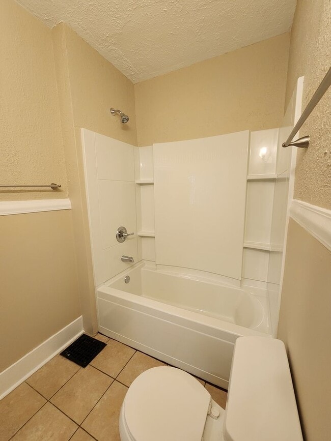 Building Photo - 3 Bedrooms, 1.5 Bath Brick Bungalow with Basement & Large Yard.  Close to UofL.