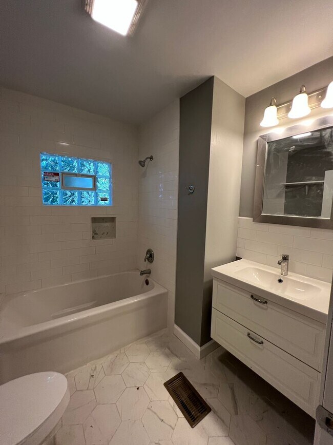 Building Photo - 3 bedroom/1 bath house