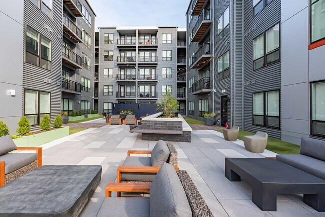 Building Photo - 1454 N High St