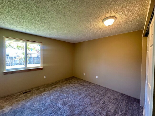 Building Photo - Pet-Friendly 4 Bedroom Home with Fenced Yard & Air Conditioning