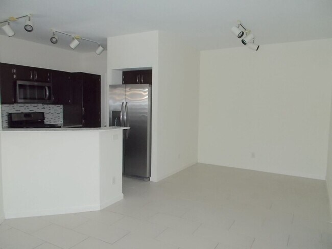 Building Photo - Beautiful 1-Bedroom Condo in Prime Bella V...