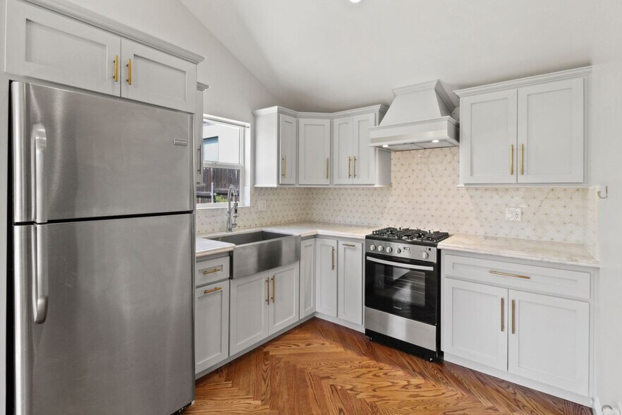 Building Photo - 2682 E Villa St