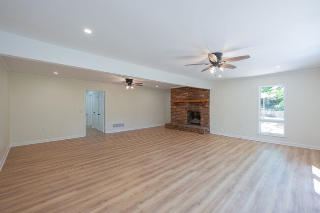 Building Photo - SPACIOUS RETREAT WITH DOWNTOWN CONVENIENCE