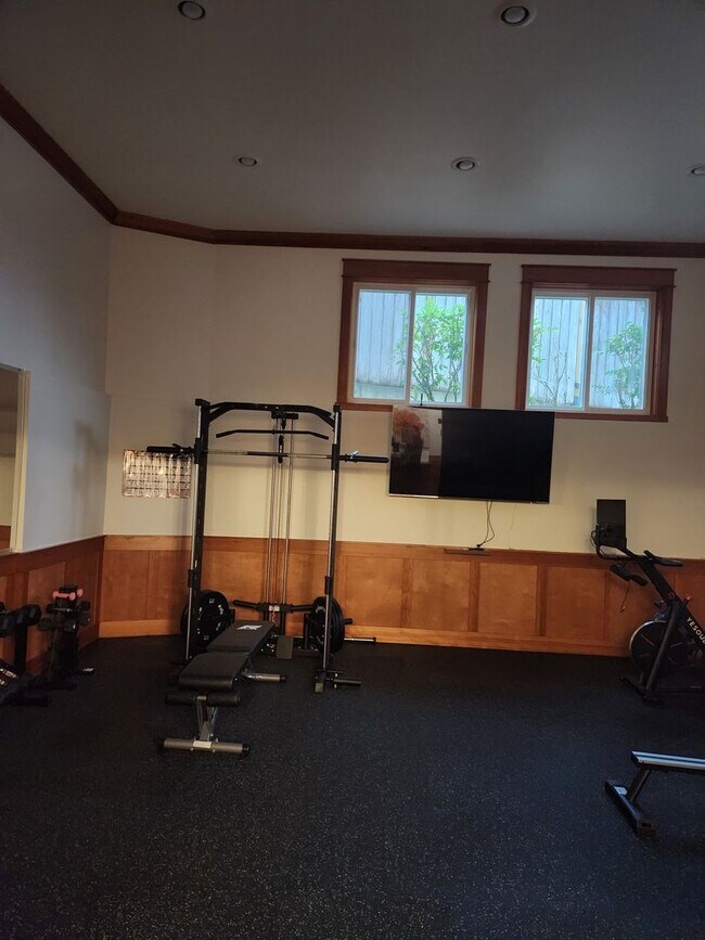 Building Photo - Issaquah Condo 2 Bed 2 Bath + Den Secure Parking Peekaboo View