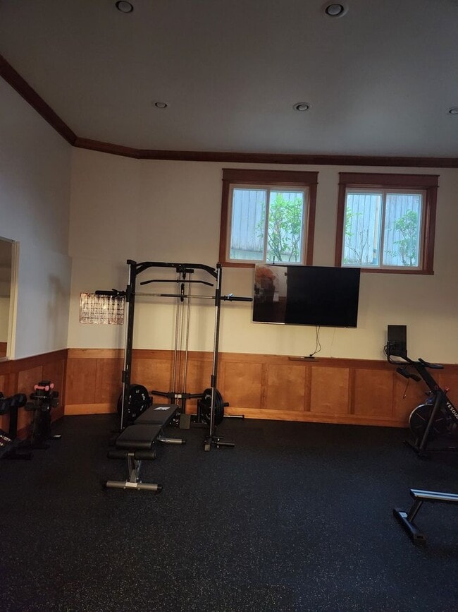 Building Photo - Issaquah Condo 2 Bed 2 Bath Secure Parking Peekaboo View