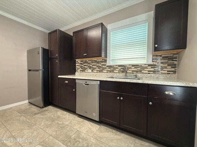 Building Photo - 630 2nd St S