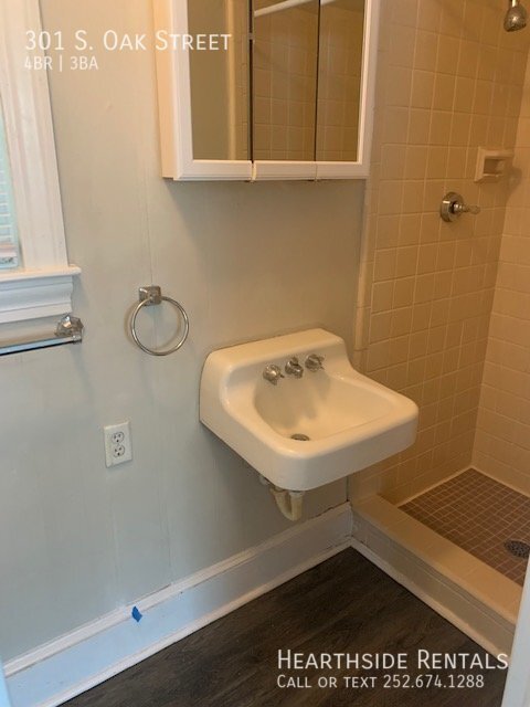 Building Photo - 301 S Oak St