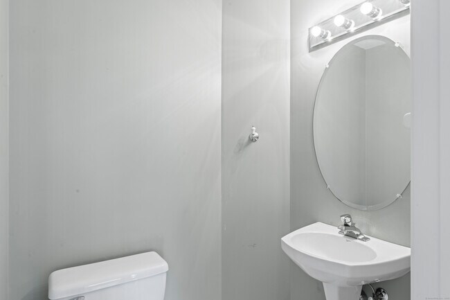 Building Photo - 601 Larson Dr