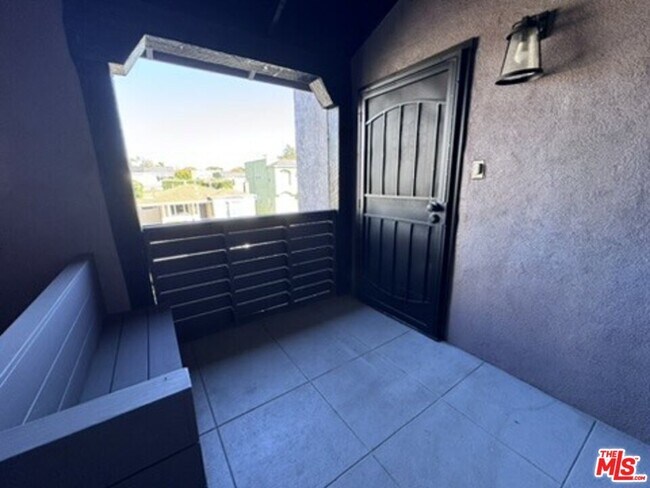 Building Photo - 1425 S Curson Ave