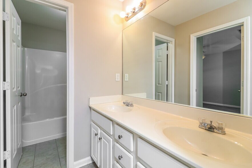 Building Photo - 337 Vinings Vintage Cir SE