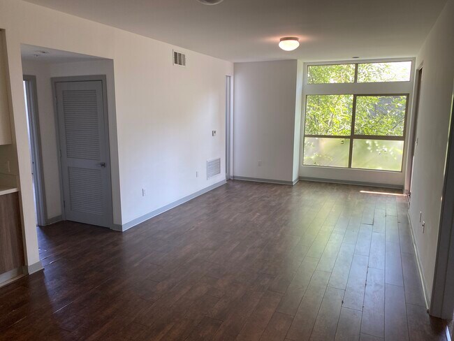 Building Photo - 1008 N Monterey St