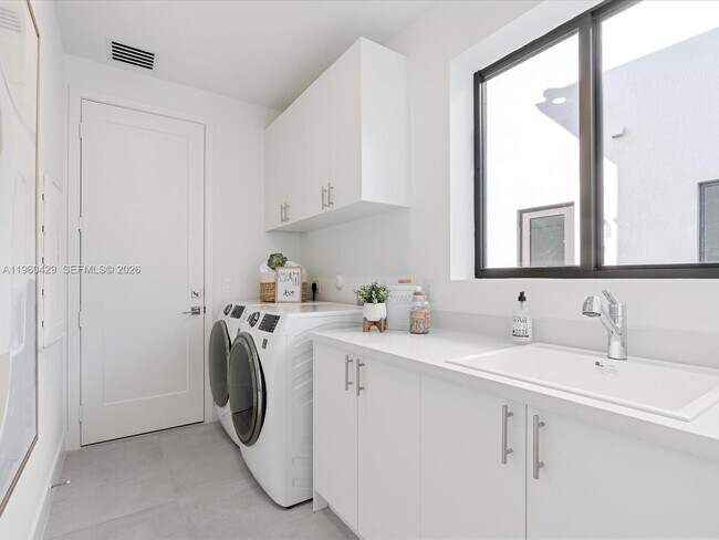 Building Photo - 19701 NE 16th Pl