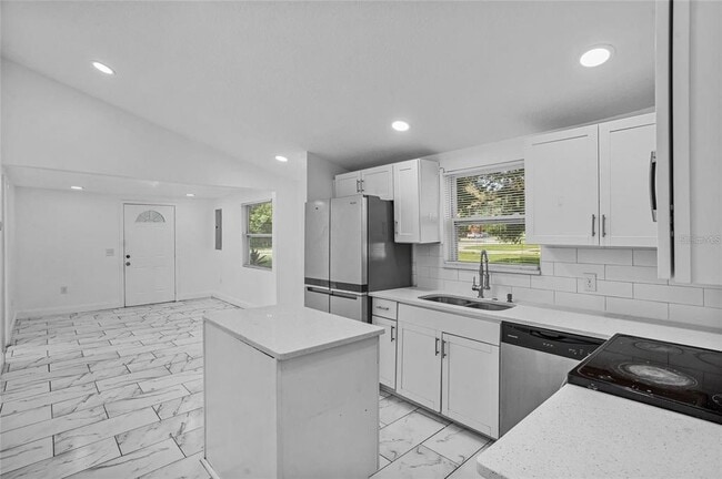 Building Photo - 906 Celery Ave