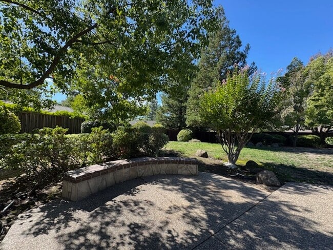 Building Photo - Gorgeous 5 bedroom + office, 4.5 bath Alam...