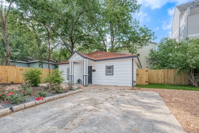 Front Yard - 2908 Baer St