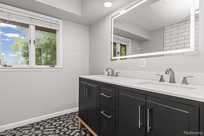 Building Photo - 3988 Lakeland Ln