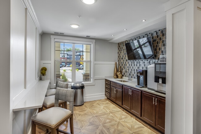 Building Photo - Frost English Silver 55+