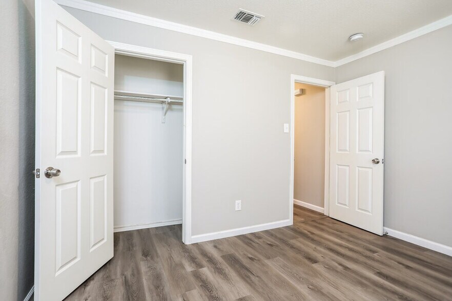 Building Photo - 4210 Glen Hollow Cir