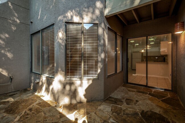 Building Photo - Charming 2 Bed, 2 Bath Condo in North Dall...