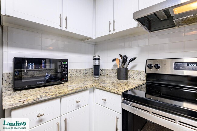 Building Photo - 1000 Palm Pl Dr NE