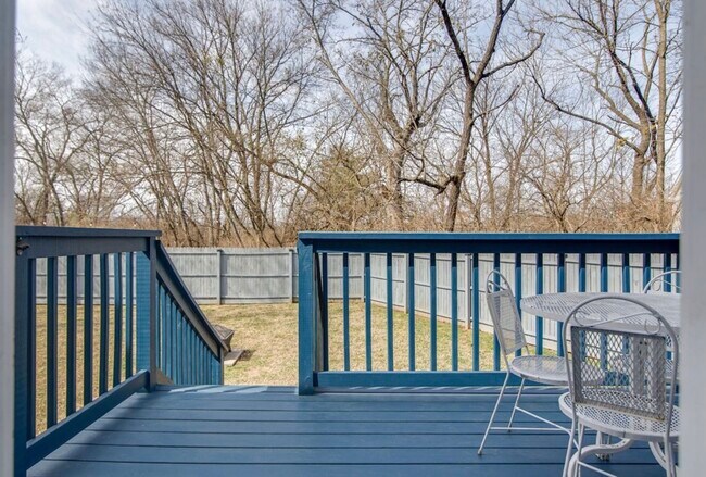 Building Photo - Hillside