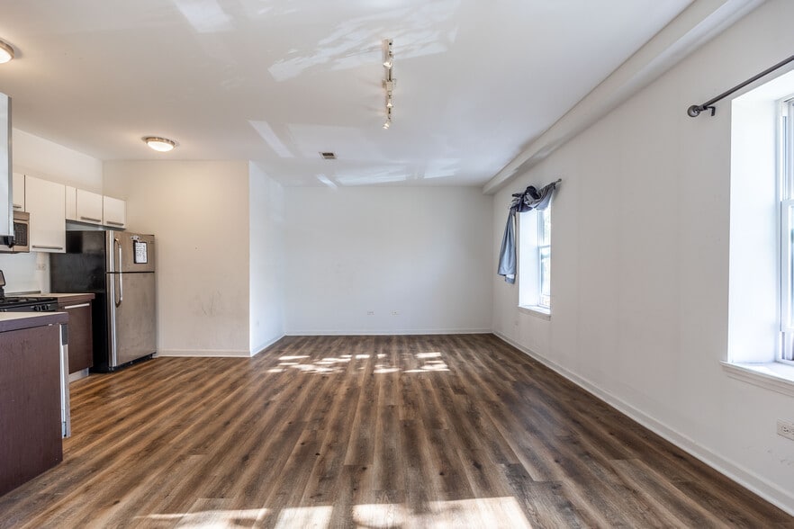 Building Photo - 1542 W Glenlake Ave