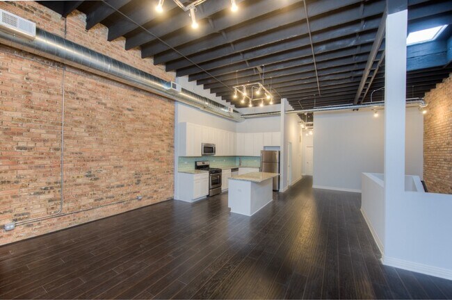 Building Photo - Spacious 4 Bed 3 Bath located in the North Center area