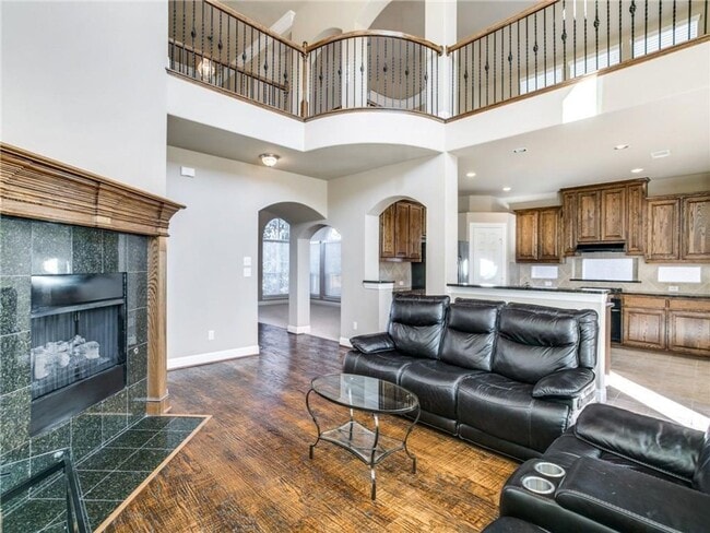 Building Photo - 1702 Tulare Dr