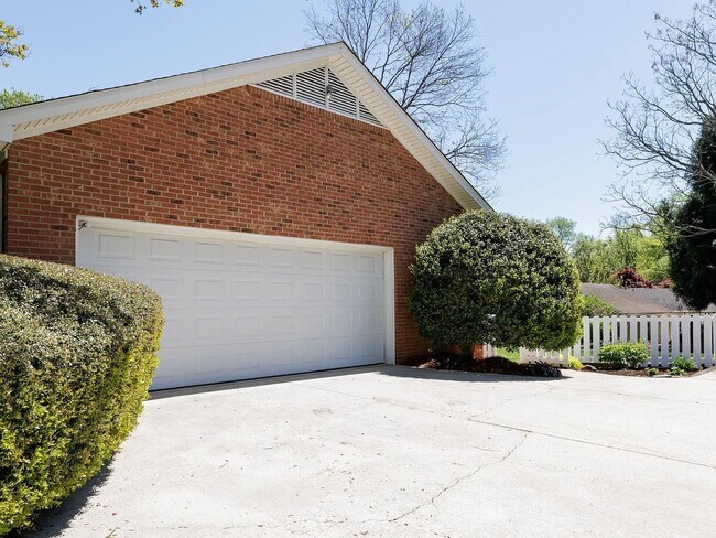 Building Photo - 512 Devenger Rd