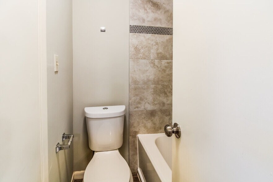 Building Photo - 2222 Victoria Ct