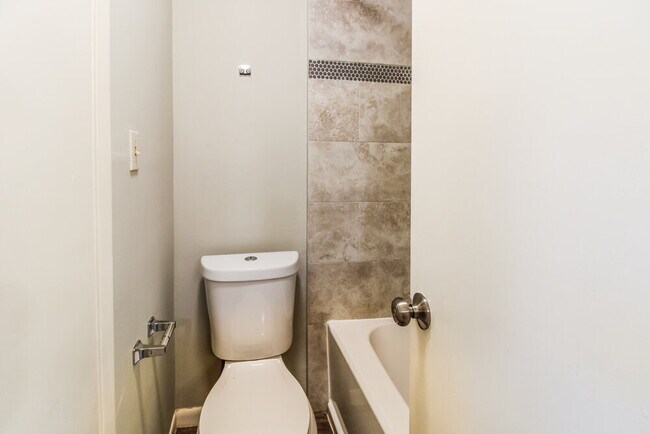 Building Photo - 2222 Victoria Ct