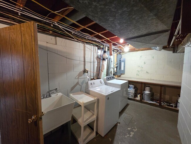 Building Photo - Well-Maintained 4BR Home – Garage + Washer/Dryer, dishwasher Included